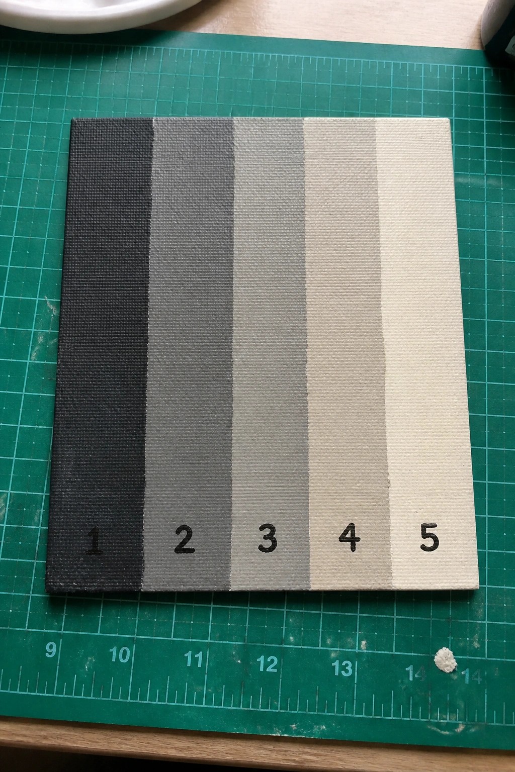 Canvas with five vertical grayscale stripes from black to off-white, labeled 1-5.